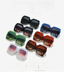 Vue détaillée de lunettes de soleil carrées surdimensionnées en plusieurs couleurs