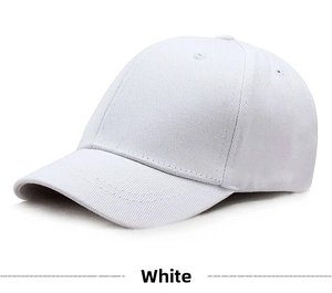 Gros plan d'une casquette de baseball blanche montrant la texture du coton et les coutures