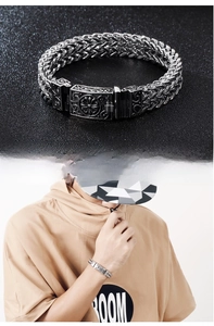 Detail eines Vintage-Punk-Stahlarmbands mit Schuppenmuster und mattem Finish für Herren