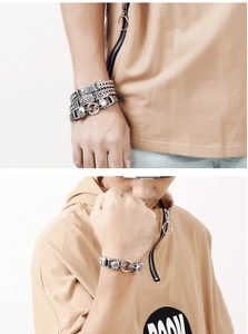 Detail von Vintage-Punk-Herrenarmbändern mit Totenkopf-Motiven und groben Gliederketten