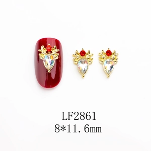 Détail du bijou d'ongle renne de Noël doré 8x11,6mm avec strass scintillants