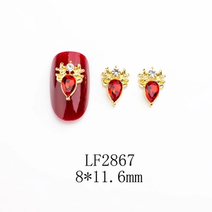 Détail de bijoux d'ongles élan de Noël avec pierre rouge sur base dorée (8*11,6 mm)