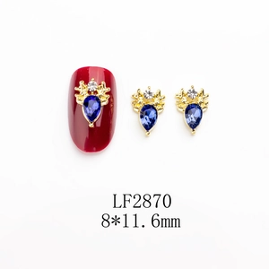 Détail de breloque ongle renne doré 8x11,6mm avec pierre bleue goutte et cristal