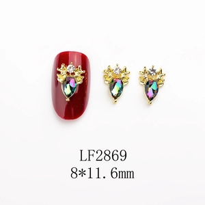 Vue détaillée des bijoux d'ongles élan dorés avec strass irisés et taille de 8x11,6 mm