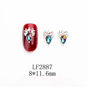 Détail de breloque ongle élan argenté avec gemmes colorées 8x11,6mm pour noël