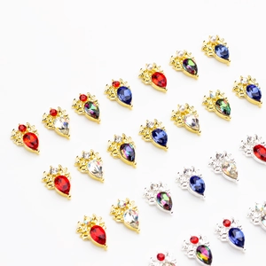 Charmants bijoux d'ongles rennes avec strass colorés et base en alliage doré élégant
