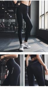 Détail du legging de compression noir taille haute avec logo blanc dans une salle de sport