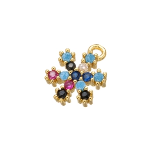 Dettaglio di un ciondolo a fiore dorato con gemme colorate incastonate in micro-pavé