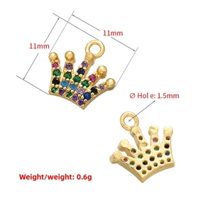 Dettaglio del ciondolo a corona da 11mm con zirconi colorati e placcatura dorata per DIY