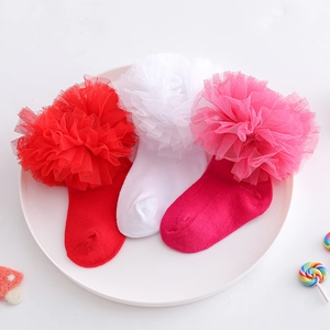 Drei Paar Baumwollsocken für Mädchen mit Spitzenbesatz in Rot Weiß und Rosa