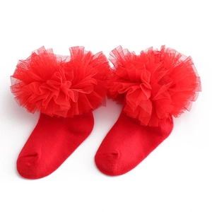 Rote Mädchen-Baumwollsocken mit flauschigem Tüll-Spitzenbesatz auf weißem Grund