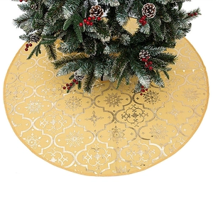 Detail der goldenen Weihnachtsbaumdecke mit silbernen Flocken und barocken Rankenmustern
