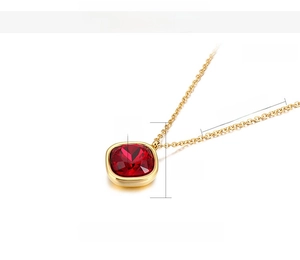 Detail van 15mm gouden roestvrijstalen ketting met rode edelsteen en afmetingen
