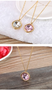 Detailweergave van twee gouden kettingen met vierkant geslepen roze en heldere kristallen