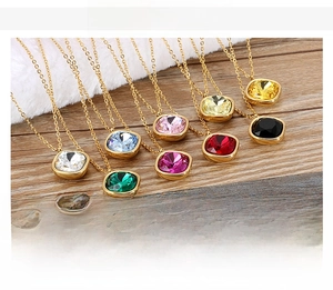 Detail van 15mm vierkante glazen hangers met roestvrijstalen gouden ketting in acht kleuren