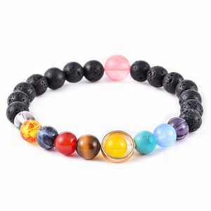 Vue détaillée du bracelet Système Solaire avec pierre de lave noire et perles naturelles