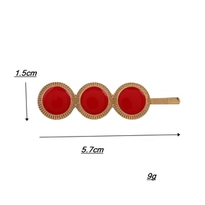 Detail view of retro geometric round hair clip with size 5.7cm and weight 9g specs