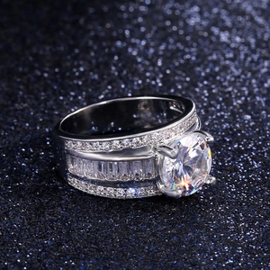 Anello di lusso in zircone AAA con pietra tonda e accenti di diamanti baguette in argento