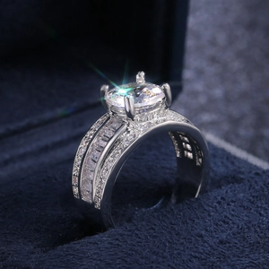 Macro di anello di lusso con zirconi AAA e fascia argentata in scatola di velluto blu