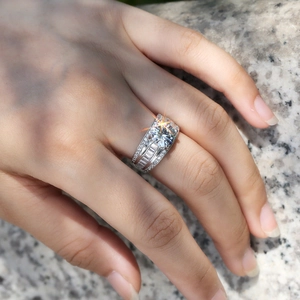 Lussuoso anello largo in argento con pietra tonda e pavé di zirconi indossato sulla mano