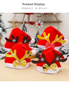 Dettaglio cappelli di Natale in velluto rosso con corna di renna dorate e kaki glitterate