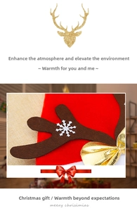 Dettaglio del cappello di Natale in velluto rosso con corna marroni e fiocco dorato
