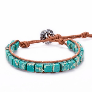 Détail de perles carrées en pierre impériale sur un bracelet de yoga en cuir tressé