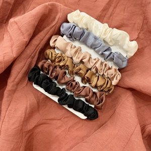 Set di 6 elastici per capelli in raso di seta in colori neutri su carta espositiva