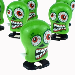 Tre zombie giocattolo a carica verdi per Halloween con grandi occhi rossi iniettati di sangue