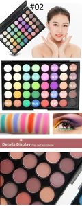Nahaufnahme der 40-Farben-Palette mit schimmernden und matten Lidschatten-Texturen