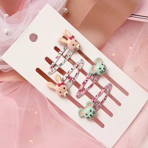 Detail von Haarklammern Set mit rosa Hasen und mintfarbenen Bären für Mädchen