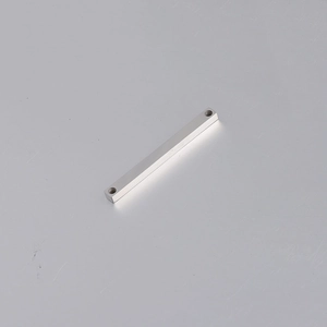 Κοντινό πλάνο ορθογώνιου μενταγιόν από ανοξείδωτο ατσάλι με δύο οπές στα άκρα