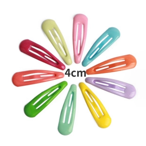 Detail view of 10 colorful 4cm glitter snap hair clips arranged in a circular pattern