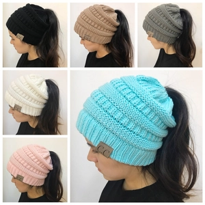 Women Cable Knit Messy Bun Beanie Ponytail Soft Acrylic Winter Warm Hat With Leather Patch Outdoor Fashion