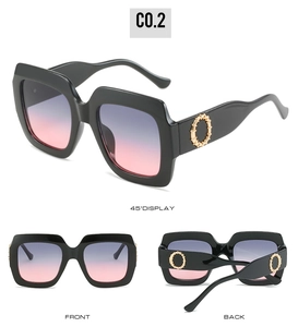 Trois vues de lunettes de soleil carrées oversize avec verres dégradés bleu et rose