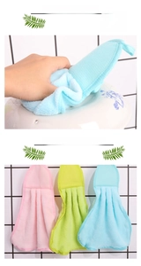 Asciugamani spessi in pile corallo appesi rosa, verdi e blu per la pulizia della cucina