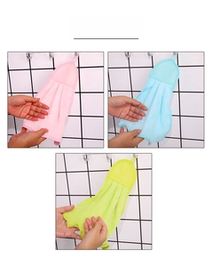 Primo piano di asciugamani da cucina in pile di corallo appesi rosa, blu e verdi, texture morbida