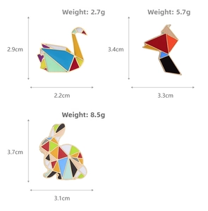 Détails de pin's émaillés animaux origami avec motifs cygne, oiseau et lapin colorés