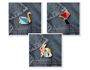 Détails de pin's en émail au style origami géométrique avec motifs cygne, oiseau et lapin