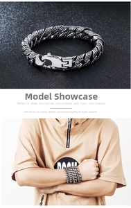 Dettaglio delle maglie in acciaio inciso vintage e chiusura con strass su bracciale uomo