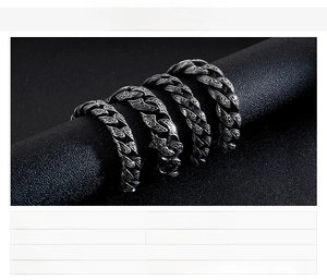Dettaglio macro del bracciale vintage da uomo in acciaio inossidabile con motivi barocchi
