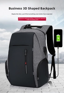 Dettaglio dello zaino business grigio impermeabile con porta di ricarica USB esterna