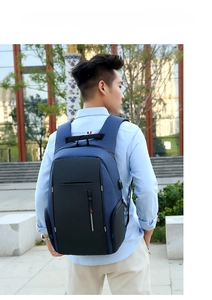 Dettaglio dello zaino business blu e nero con porta di ricarica USB esterna