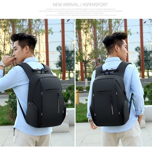 Vista laterale dettagliata dello zaino porta pc business nero con spallacci ergonomici