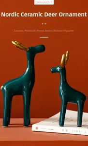 Detailansicht der Morandi-grünen Keramik-Giraffenfiguren mit goldenem Geweih für Deko
