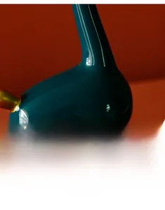 Detailaufnahme der glatten grünen Keramikgiraffe mit Glanzfinish und Goldakzenten