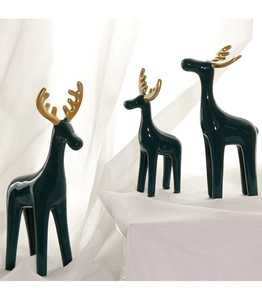 Nahaufnahme von Keramik-Giraffenfiguren mit grüner Glasur und goldenem Geweih
