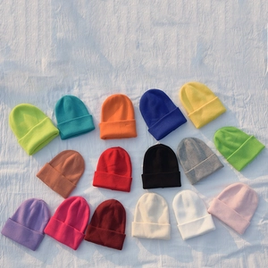 Flachbild von bunten Strickmützen in sechzehn verschiedenen Farben für den Winter