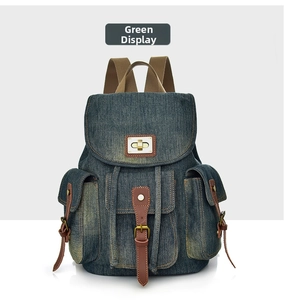 Dettaglio frontale di uno zaino vintage in denim verde con chiusure metalliche e pelle
