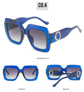 Détails de lunettes de soleil carrées bleu transparent avec branches dorées élégantes
